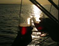 船上でワインで乾杯